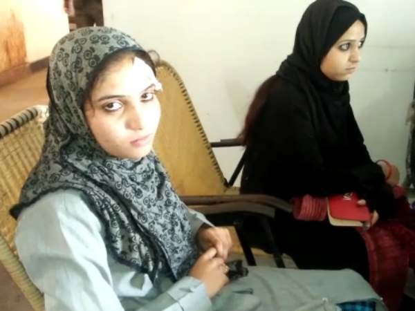 न्याय के लिए भटक रही महिला