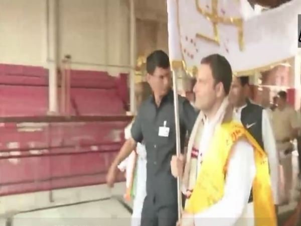 राहुल के तुरंत बाद स्मृति ईरानी ने दी दस्तक