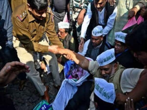 जीआरपी ने सांसद को ट्रैक से हटाया