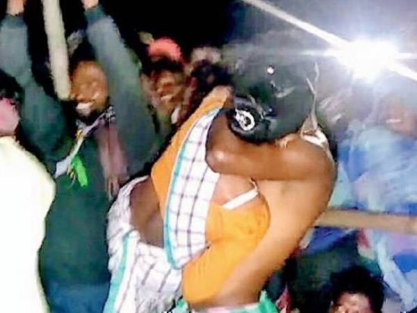 मेले में कपल्स करने लगे KISS