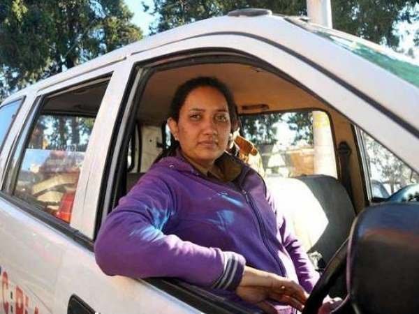 ओल्ड बस स्टैंड से सीटीओ तक निगम की टैक्सी चला रही हैं सीमा