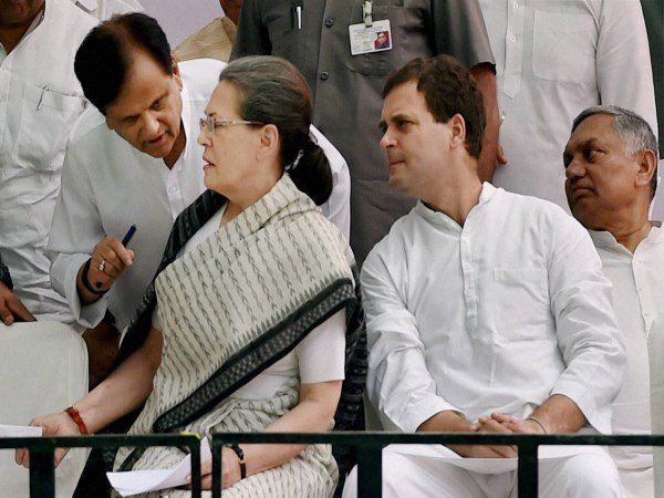 क्‍या कटने वाला है अहमद पटेल का पत्‍ता? 