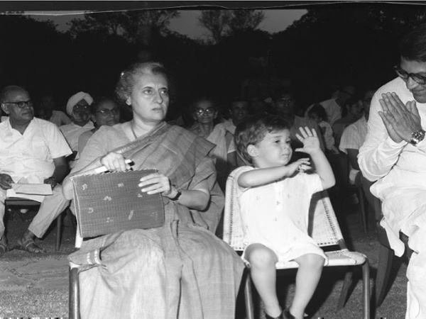 कलकत्ता में एक म्यूजिक कॉन्सर्ट के दौरान कलकत्ता में एक म्यूजिक कॉन्सर्ट के दौरान