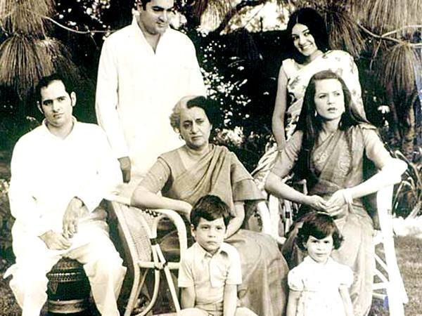 अपने परिवार के साथ राहुल गांधी अपने परिवार के साथ राहुल गांधी