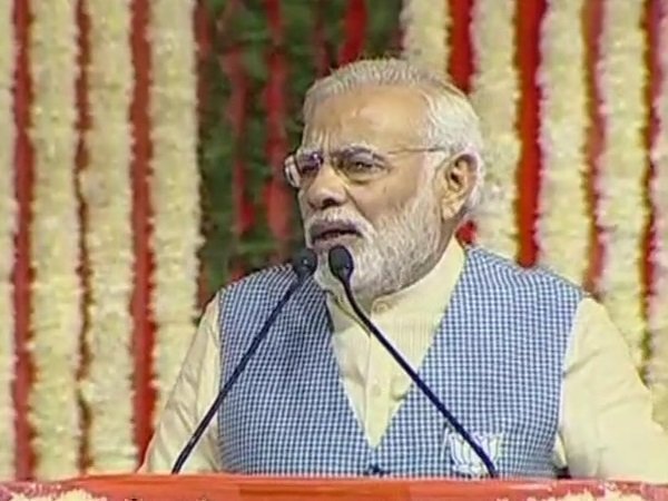 राहुल गांधी गुजरात की जनता में झूठ फैलाकर उन्हें बेवकूफ बना रहे हैं