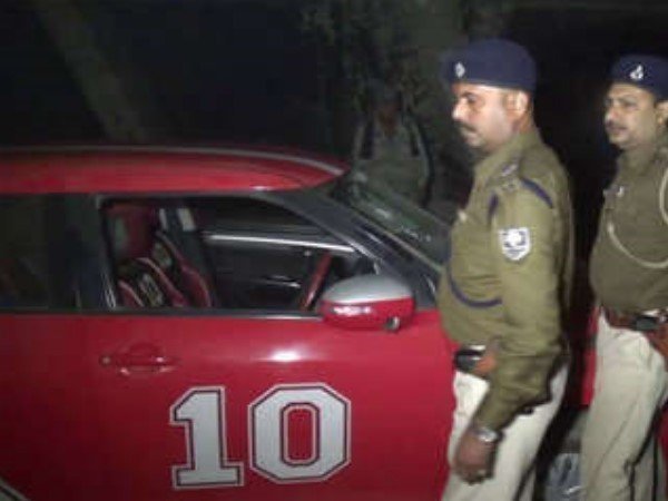 कार का शीशा तोड़ मारी गोलियां