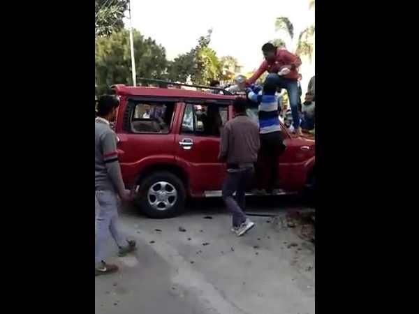 कैंपस में जमकर किया तांडव