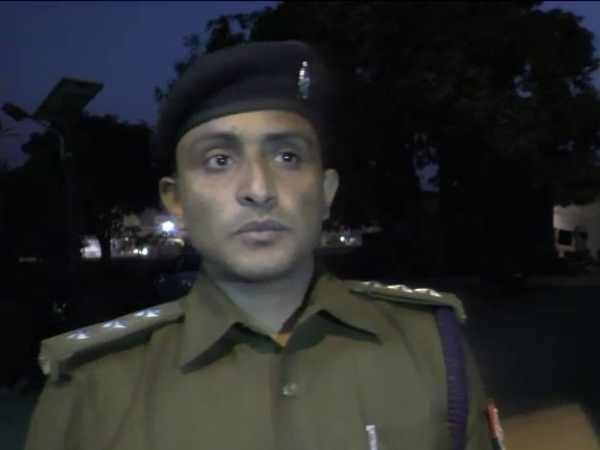 पुलिस अधिकारी ने बताया