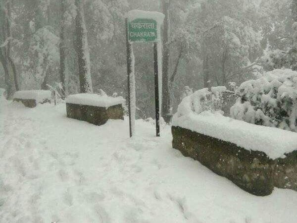 बर्फबारी से सड़कें हुईं बंद