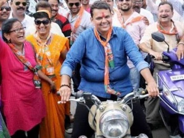 देवेंद्र फडणवीस भी बिना हेलमेट के बुलेट चलाते दिखे थे