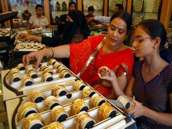 सोने में प्रति आउंस 0.54 फीसदी की कमी आई है