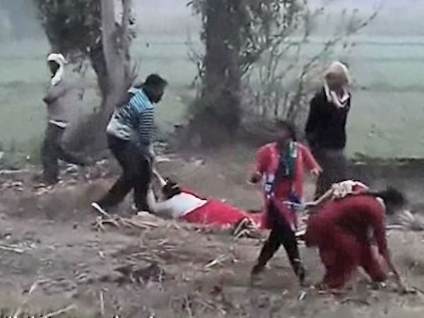 महिलाओं को पीटते दरिंदे देखिए