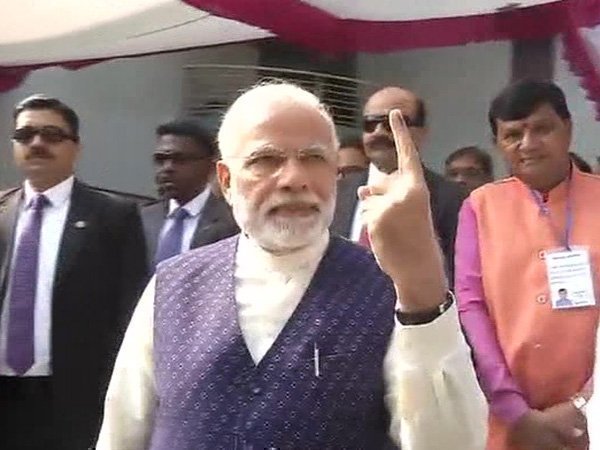 लाइन में लगकर डाला वोट लाइन में लगकर डाला वोट