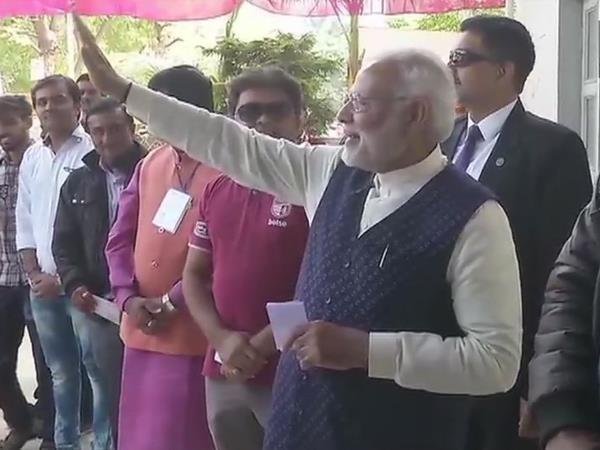 बड़े भाई का पैर छूकर लिया आशीर्वाद बड़े भाई का पैर छूकर लिया आशीर्वाद