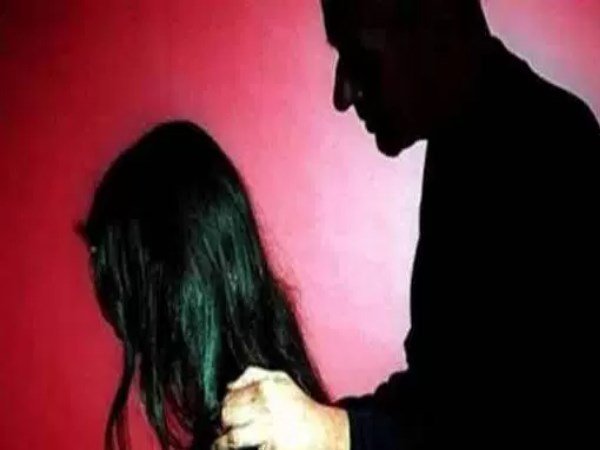 नाव देखकर दौड़ा अमरेश