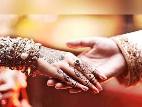 प्रेमी जोड़े का दावा है कि उन्होंने परिवार वालों की रजामंदी से शादी की है