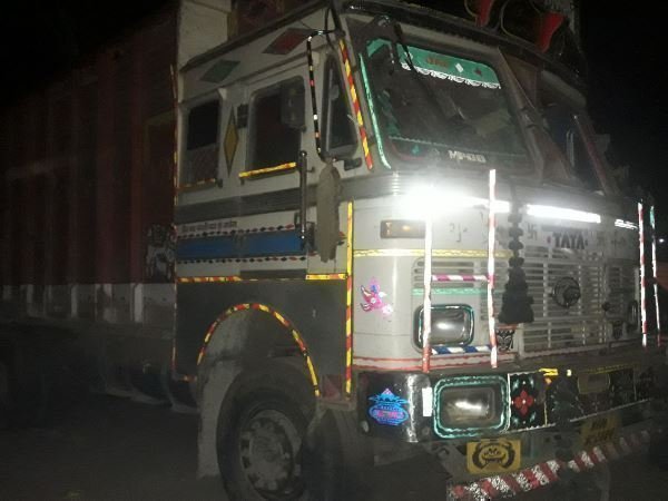 ट्रक ने मारी टक्कर