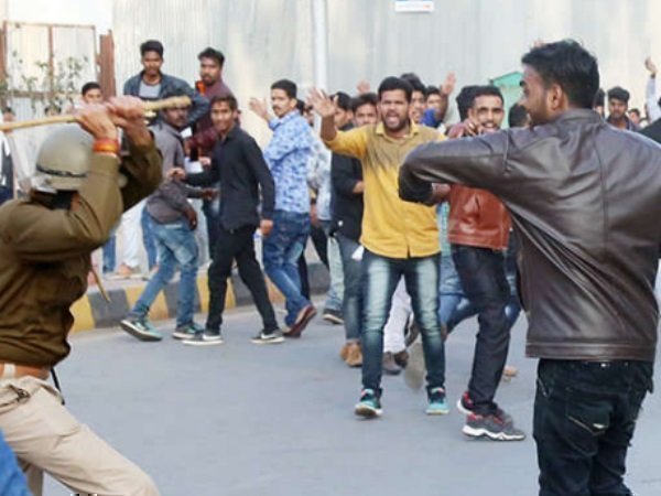 पुलिस और भीड़ के बीच 15 मिनट तक पत्थरबाजी हुई