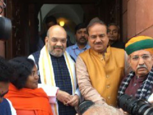 पीएम मोदी के बगल में मिली सीट