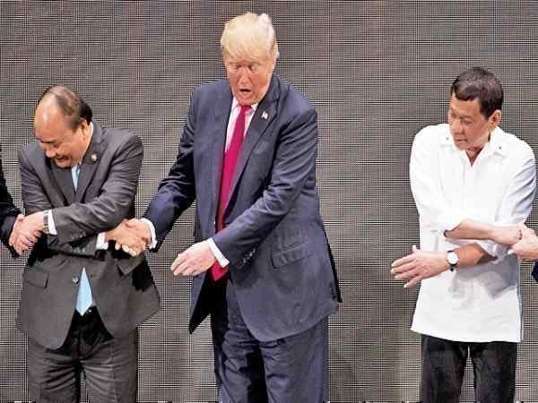 3. जब हथ मिलाने में चकराए ट्रंप