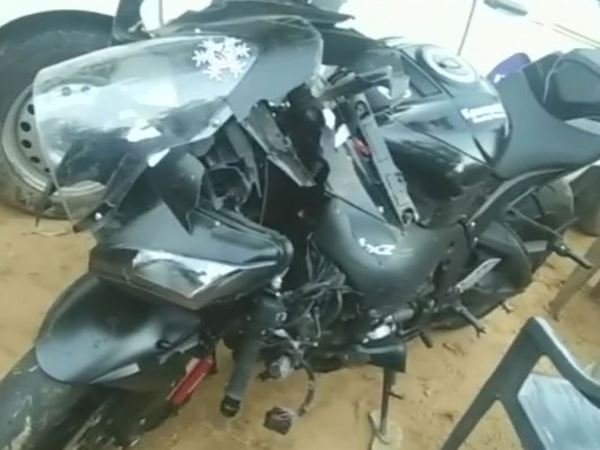 सड़क पार कर रहे युवकों से भिड़ी बाइक