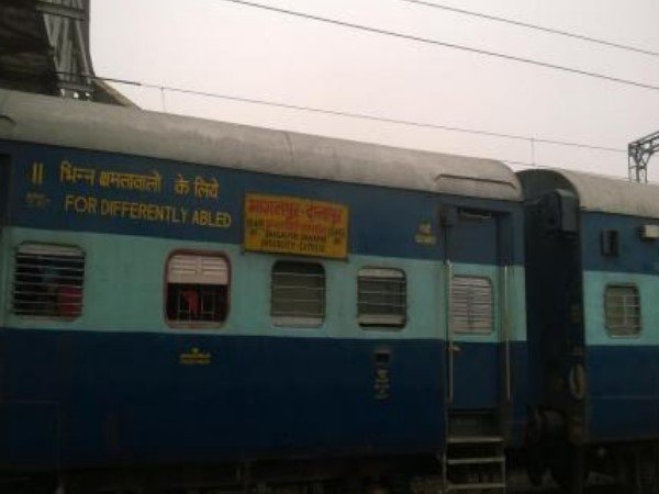 ट्रेन में यात्री बन बैठे लुटेरों ने निकाल ली बंदूकें