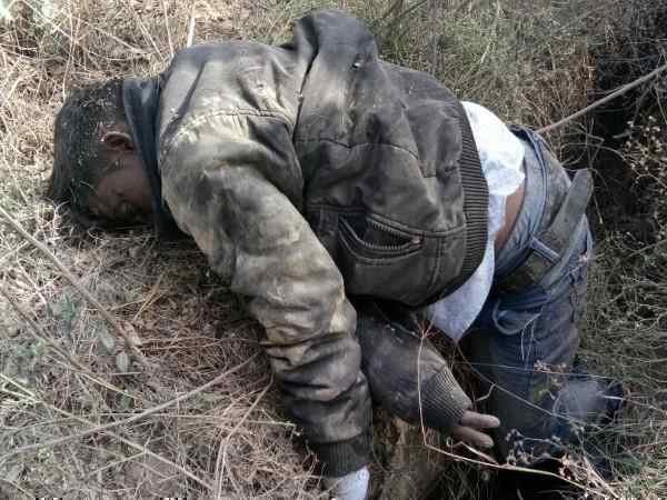 ईयरफोन लगाकर किसी से बात कर रहा था शख्स