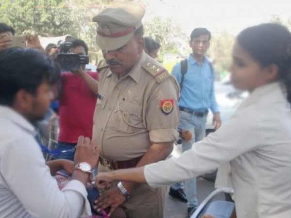 एंटी रोमियो स्क्वॉड पर योगी सरकार की किरकिरी