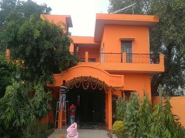 प्रशासनिक कार्यालयों, भवनों का भगवाकरण