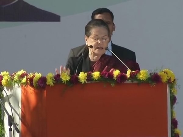 वो आग लगाते हैं, हम बुझाते हैं: राहुल गांधी