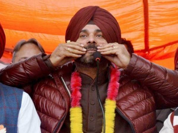 शायरी में की राहुल की तारीफ शायरी में की राहुल की तारीफ