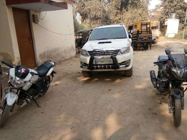 अपराधियों में कौन है शामिल