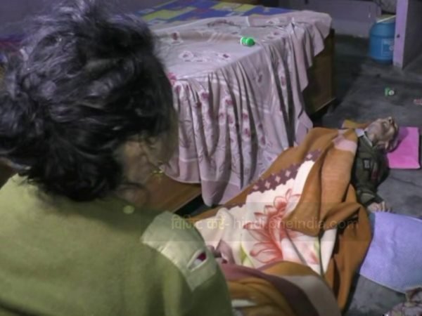 लाचार पत्नी के सामने पति की लाश पड़ी थी