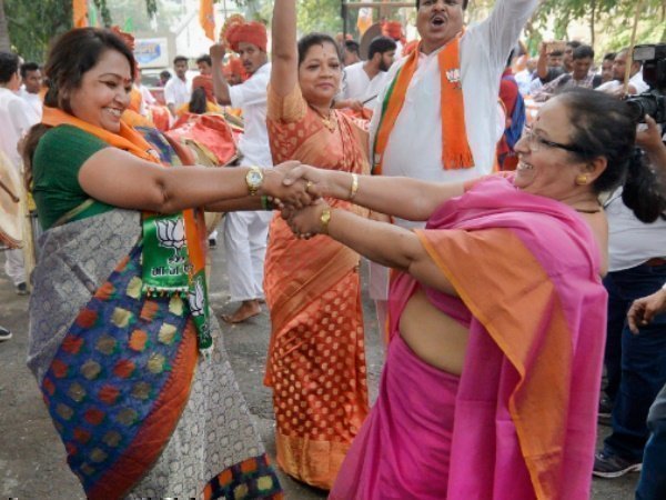 मुंबई में भी बांटीं गईं मिठाइयां