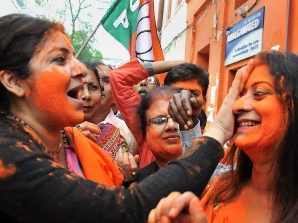 कोलकाता में खेला गया गुलाल