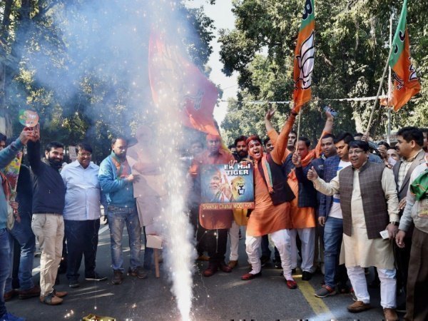 भाजपा मुख्यालय के बाहर फोड़े गए पटाखे