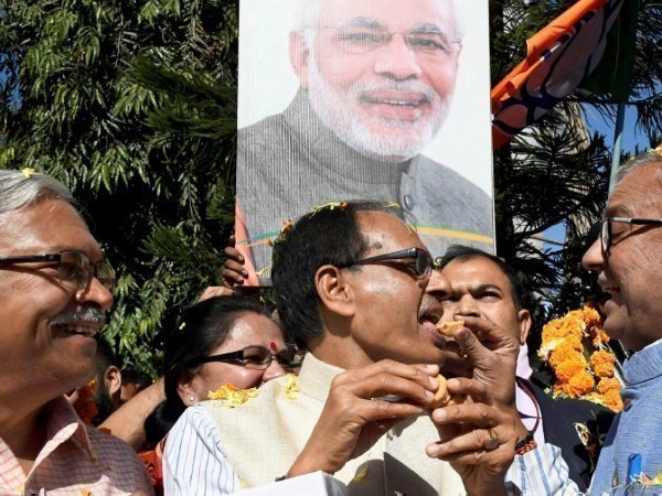 भोपाल में शिवराज सिंह चौहान ने खिलाई मिठाई