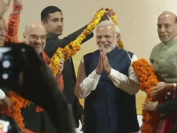 भाजपा मुख्यालय में मोदी का भव्य स्वागत