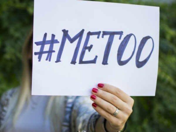 बस की पिछली सीट पर बैठा युवक गंदी तरह से छूने लगा