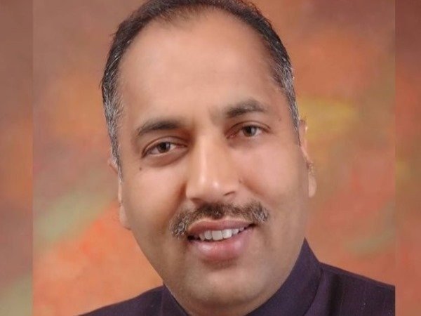ठाकुर धूमल सरकार में ग्रामीण विकास एवं पंचायती राज मंत्री थे