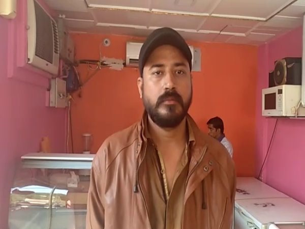 आईसक्रीम खाने आए थे कपड़ा व्यावसाई
