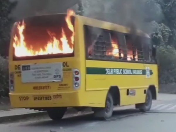 स्कूल बस को किया आग के हवाले 