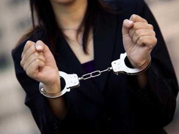 पुलिसवालों को नाखूनों से नोंचा
