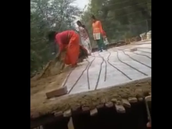 4 सिपाहियों और दरोगा की मौजूदगी में चटकी लाठियां