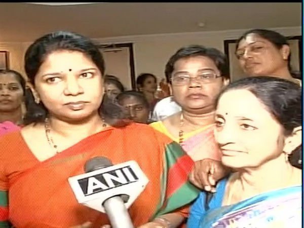 तमिल भाषा में कई कविताएं भी लिखी हैं