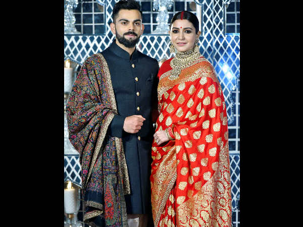 विराट ने शेरवानी पर प्रिंटेड शॉल ले रखा था