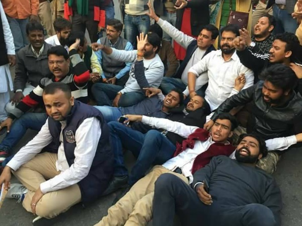 पुलिस ने प्रदर्शनकारियों पर बरसाई जमकर लाठियां