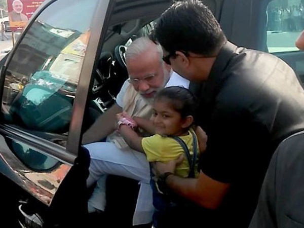 4 साल की बच्ची के लिए रुकवा दी गाड़ी 4 साल की बच्ची के लिए रुकवा दी गाड़ी