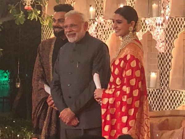 विराट-अनुष्का को दिया गुलाब का तोहफा विराट-अनुष्का को दिया गुलाब का तोहफा