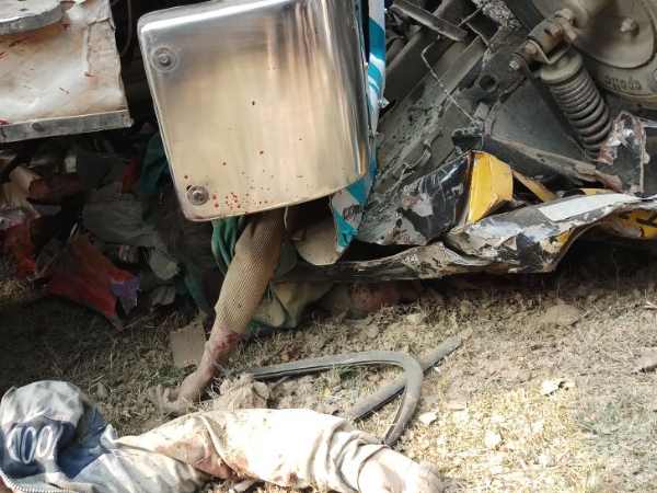 क्रेन की मदद से निकाले गए शव क्रेन की मदद से निकाले गए शव